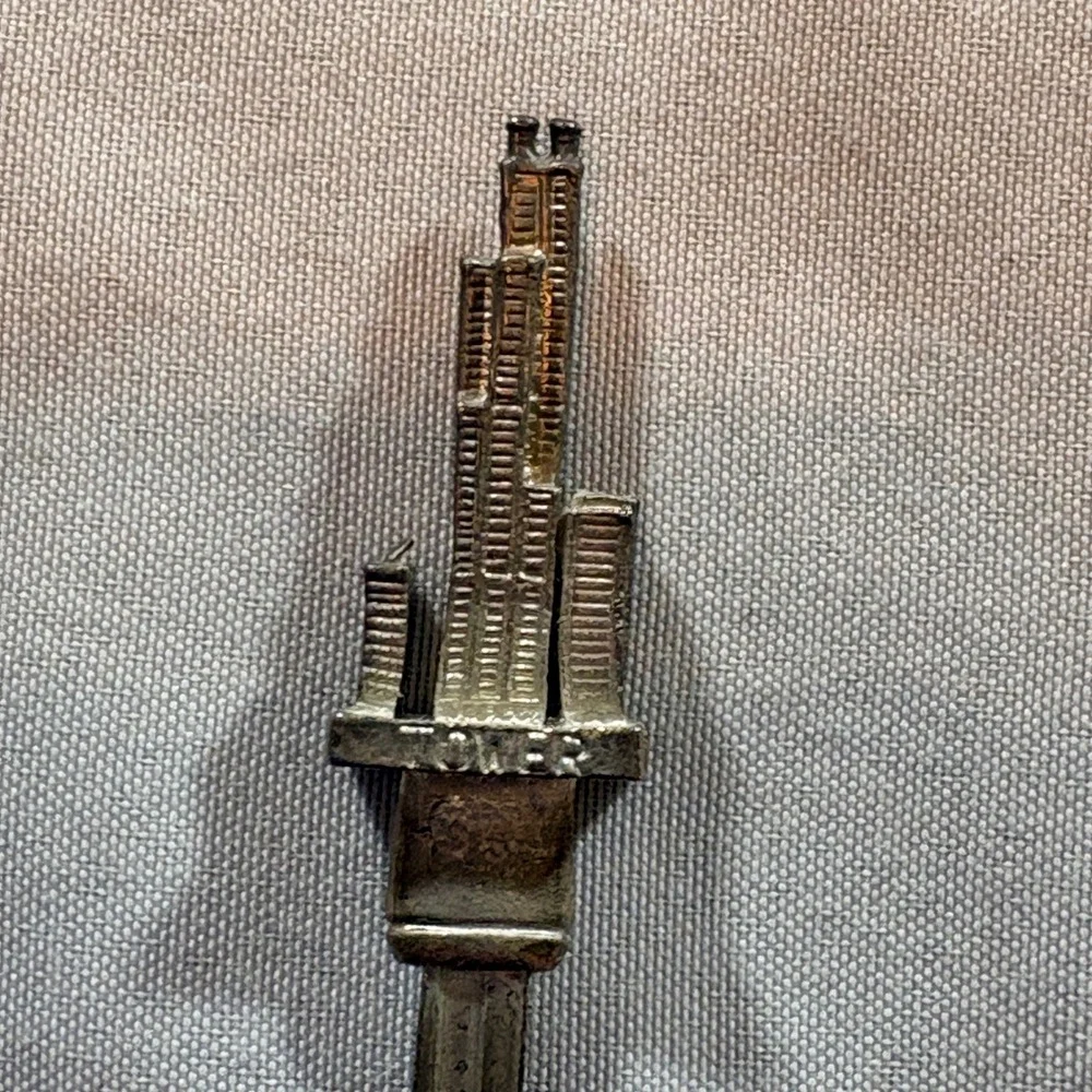 Unbranded vintage souvenir